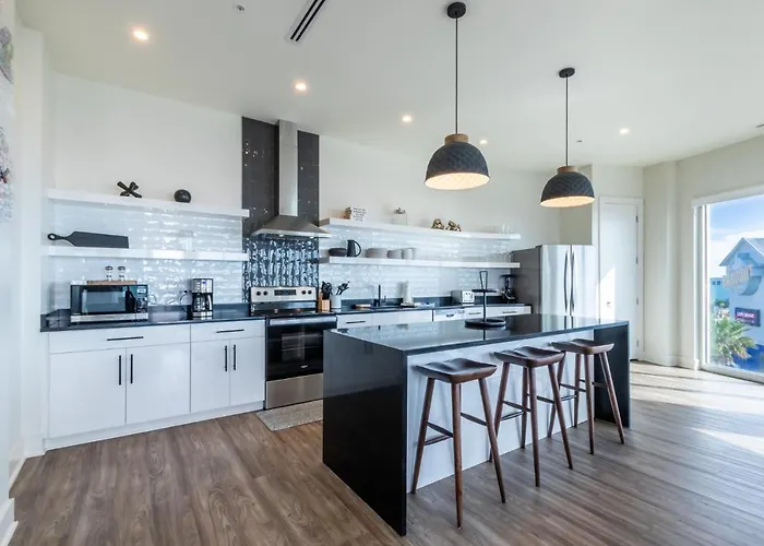 Luxury 4 Bedroom Gulf View Condo, Rooftop Pool, Right Next To The Hangout!