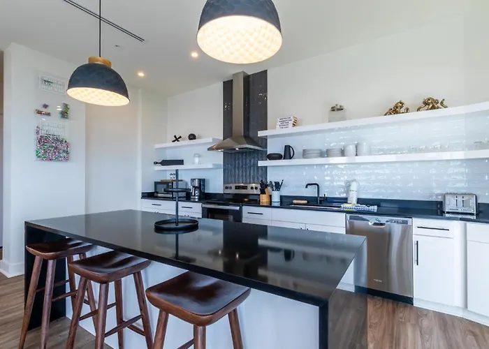 Luxury 4 Bedroom Gulf View Condo, Rooftop Pool, Right Next To The Hangout! *