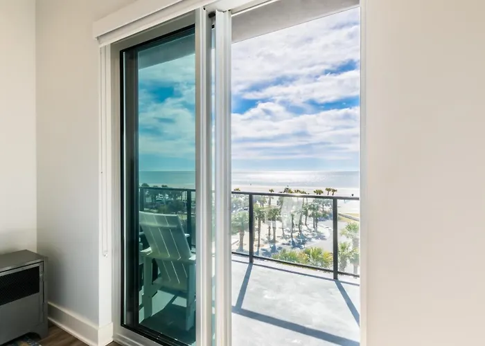 Luxury 4 Bedroom Gulf View Condo, Rooftop Pool, Right Next To The Hangout! Holiday home *