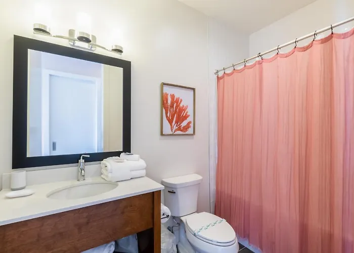 Luxury 4 Bedroom Gulf View Condo, Rooftop Pool, Right Next To The Hangout! Holiday home