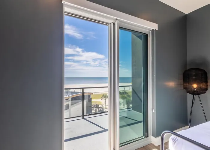 Luxury 4 Bedroom Gulf View Condo, Rooftop Pool, Right Next To The Hangout! Holiday home *
