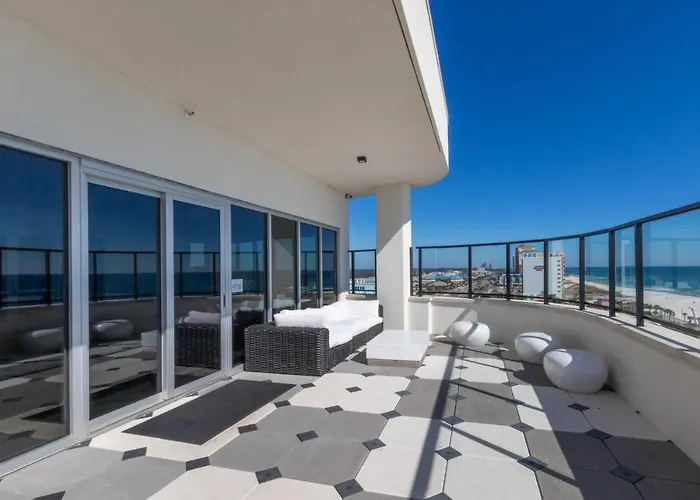 Luxury 4 Bedroom Gulf View Condo, Rooftop Pool, Right Next To The Hangout! Holiday home