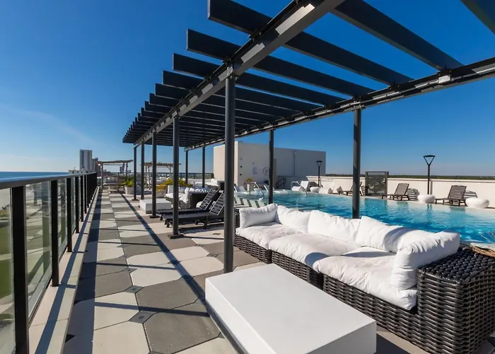 Luxury 4 Bedroom Gulf View Condo, Rooftop Pool, Right Next To The Hangout! * Gulf Shores