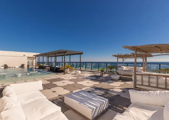 Luxury 4 Bedroom Gulf View Condo, Rooftop Pool, Right Next To The Hangout! Gulf Shores