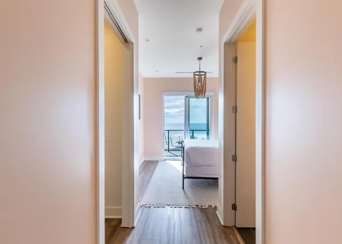 Luxury 4 Bedroom Gulf View Condo, Rooftop Pool, Right Next To The Hangout! Holiday home