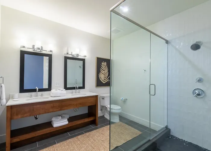 Luxury 4 Bedroom Gulf View Condo, Rooftop Pool, Right Next To The Hangout! Holiday home *