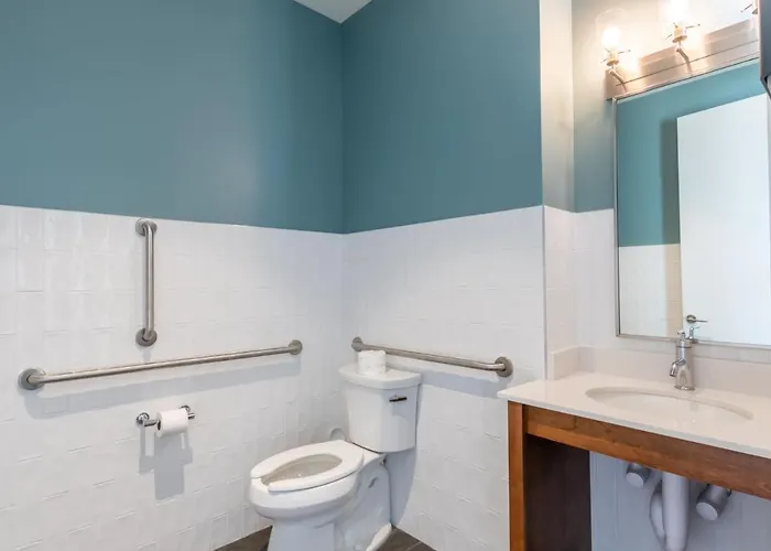 Luxury 4 Bedroom Gulf View Condo, Rooftop Pool, Right Next To The Hangout! Holiday home Gulf Shores