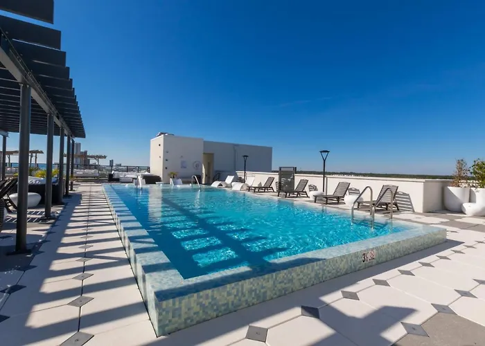 Luxury 4 Bedroom Gulf View Condo, Rooftop Pool, Right Next To The Hangout! *