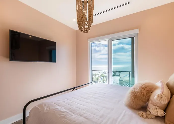 Luxury 4 Bedroom Gulf View Condo, Rooftop Pool, Right Next To The Hangout! Holiday home Gulf Shores