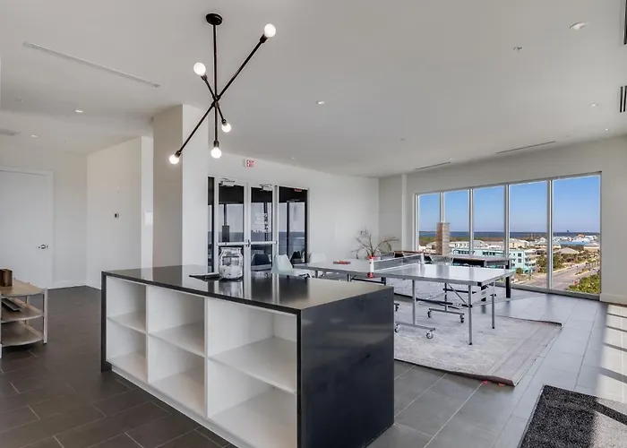 Luxury 4 Bedroom Gulf View Condo, Rooftop Pool, Right Next To The Hangout! Holiday home *