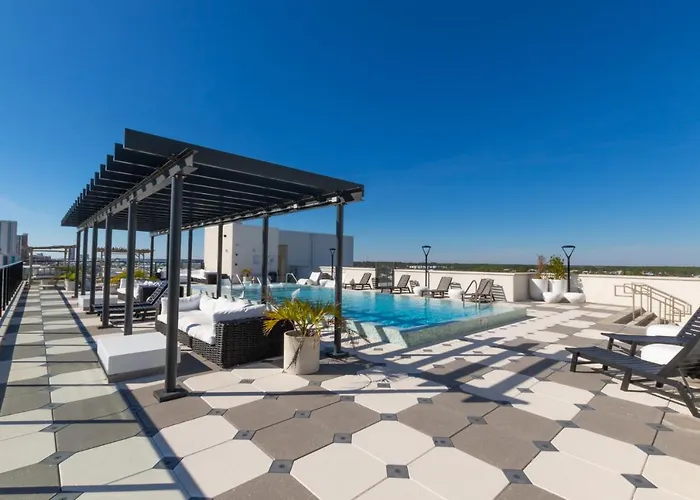 Luxury 4 Bedroom Gulf View Condo, Rooftop Pool, Right Next To The Hangout! *