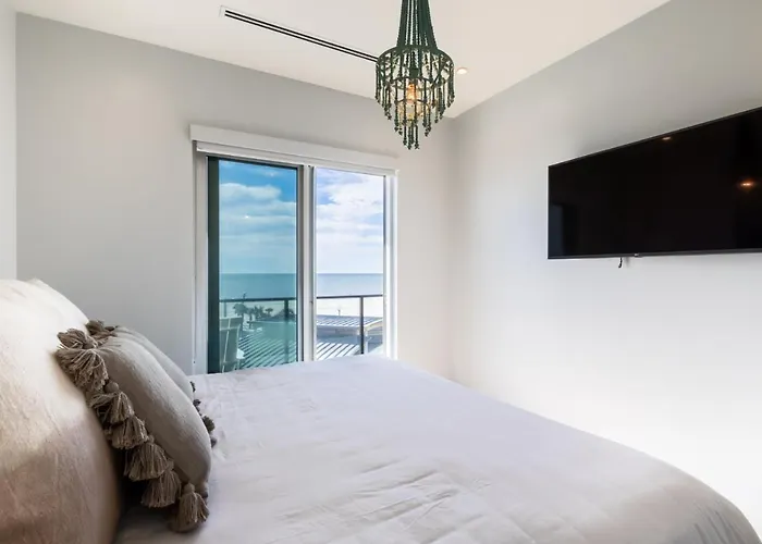 Luxury 4 Bedroom Gulf View Condo, Rooftop Pool, Right Next To The Hangout! Holiday home *