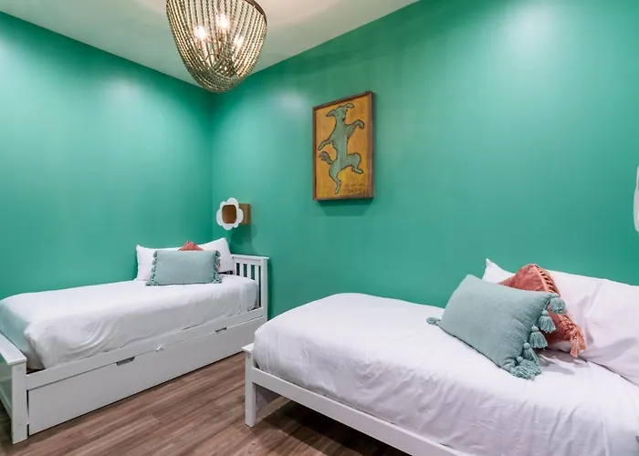 Luxury 4 Bedroom Gulf View Condo, Rooftop Pool, Right Next To The Hangout! *