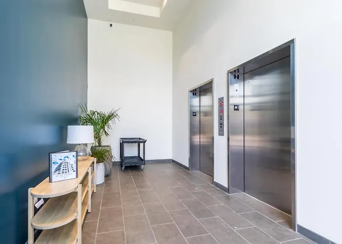 Luxury 4 Bedroom Gulf View Condo, Rooftop Pool, Right Next To The Hangout! Holiday home