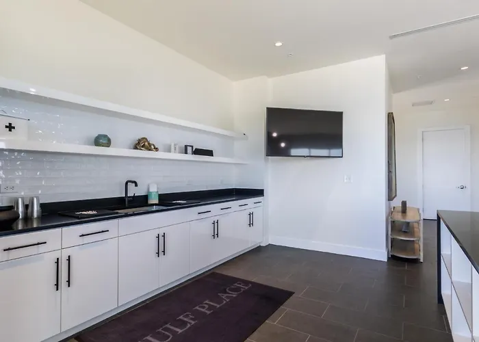 Luxury 4 Bedroom Gulf View Condo, Rooftop Pool, Right Next To The Hangout! Holiday home *