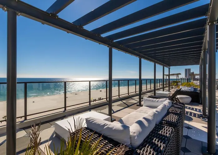 Luxury 4 Bedroom Gulf View Condo, Rooftop Pool, Right Next To The Hangout! Holiday home