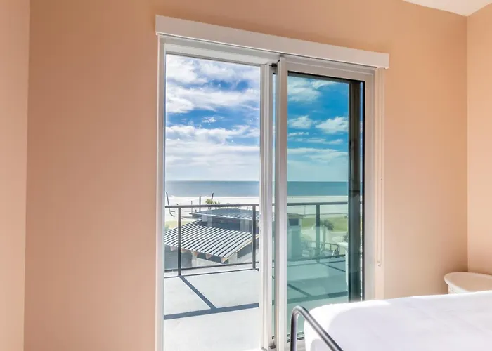 Luxury 4 Bedroom Gulf View Condo, Rooftop Pool, Right Next To The Hangout! Gulf Shores