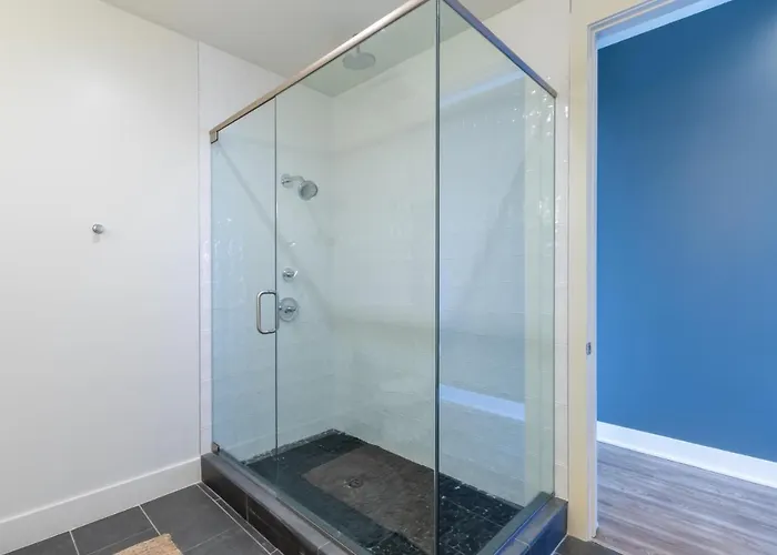 Luxury 4 Bedroom Gulf View Condo, Rooftop Pool, Right Next To The Hangout! Gulf Shores