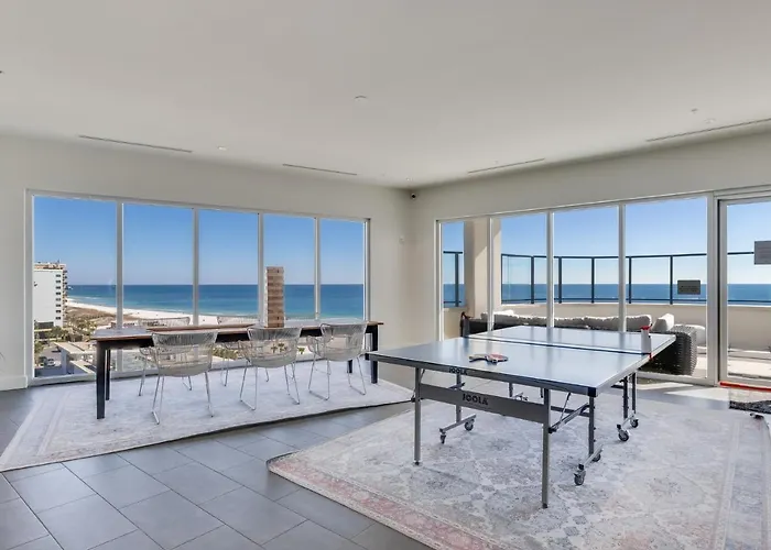 Luxury 4 Bedroom Gulf View Condo, Rooftop Pool, Right Next To The Hangout! Holiday home